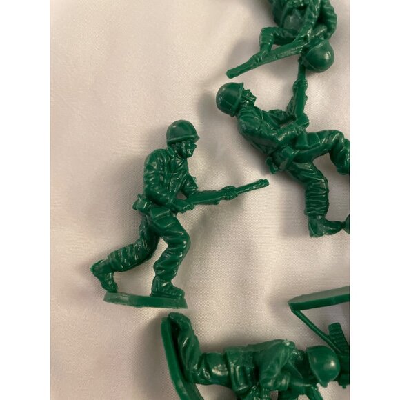 Schylling Classic Toy Soldier Set With 40 Green Army Men Figures - Picture 16 of 16